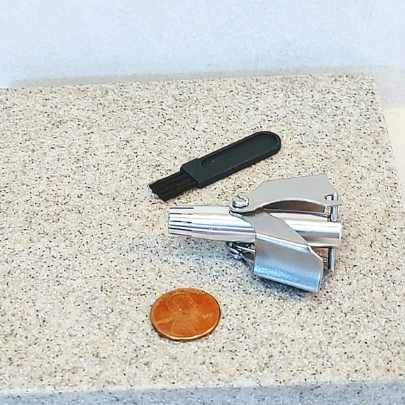 STAINLESS STEEL MANUAL NOSE HAIR CLIPPERS - Picture 2 of 6